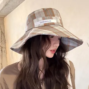 Elegante sombrero de pescador a cuadros para mujer con ala ancha para protección solar