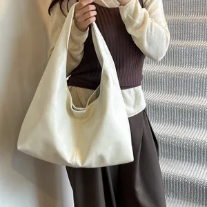 Bolso hobo blanco vintage de gran capacidad llevado como bolso de hombro