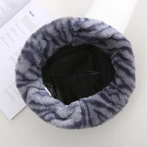 Vue intérieure d'un chapeau cloche en peluche zèbre avec cordon ajustable.