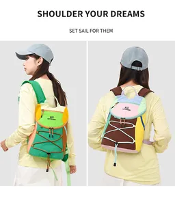 Asiatisches Model mit einem bunten Damenrucksack im farbenfrohen Studio-Design