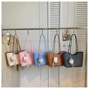 Five minimalist large-capacity tote bags in various colors on a garment rack