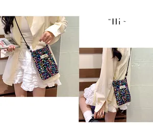 Vista ravvicinata di una mini borsa a tracolla alla moda con paillettes colorate