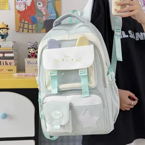 Primer plano de una linda mochila escolar verde menta con bolsillo de oreja de gato y estrella