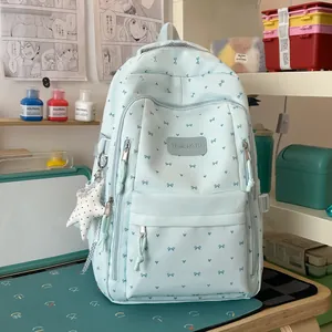 Schattige lichtblauwe Japanse rugzak met hartjespatronen en een witte sterhanger