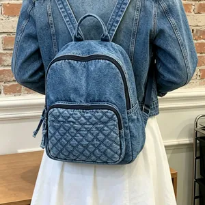 Lässiger blauer Denim-Rucksack mit gesteppter Tasche für den täglichen Weg zur Arbeit.