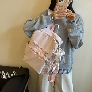 Detalle de una mochila rosa ligera de estilo Mori con un lindo colgante de estrella para mujer