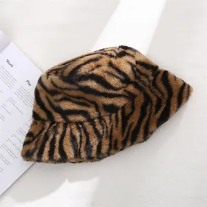 Vue détaillée d'un bob en peluche à motif zébré marron et noir pour l'hiver au chaud