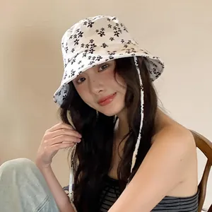 Chapeau bob floral doux pour femmes avec design de protection solaire élégant et blanc