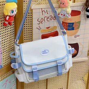 Detailansicht der niedlichen japanischen Kuriertasche in Weiß und Hellblau Pastellfarben