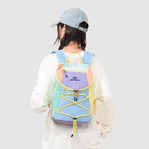 Rückansicht eines Modells mit einem bunten Patchwork-Outdoor-Rucksack von NORTHHANSEN