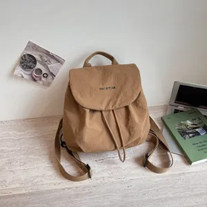 Vue détaillée d'un sac à dos léger en kaki avec cordon de serrage et logo brodé
