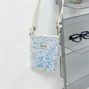Vista dettagliata della mini borsa a tracolla con paillettes iridescenti e tracolla in corda