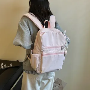 Vista detallada de una mochila rosa ligera para mujer con estilo coreano minimalista