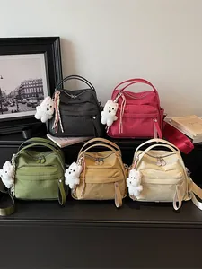 Schicke Umhängetaschen mit Gittermuster und süßen Hundeschlüsselanhängern, 5 Farben