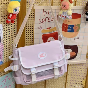 Vorderansicht einer rosa japanischen Schultasche mit Netzseitentasche und weißem Gurt