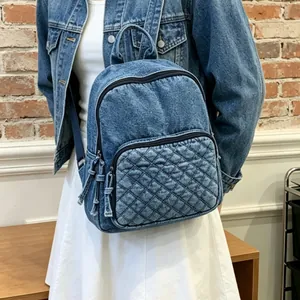 Nahaufnahme eines modischen blauen Denim-Rucksacks mit Steppmuster für Damen