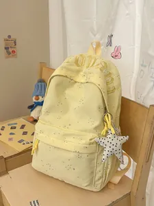 Stylischer hellgelber Damenrucksack mit Sternenmuster und Romantic-Stickerei-Detail