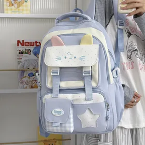 Detalle de mochila escolar coreana con múltiples bolsillos y diseño de orejas de gato