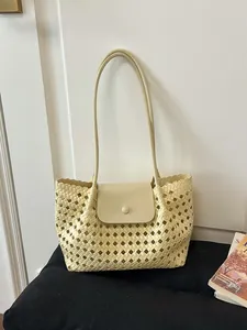 Große gewebte Schultertasche in Cremegelb, stilvolles Accessoire für den Sommer