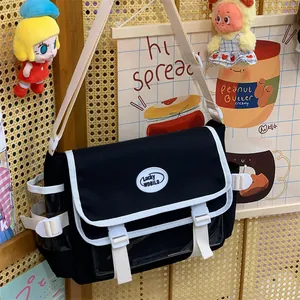 Detail einer großen schwarzen japanischen Schultasche mit weißen Rändern und Taschen