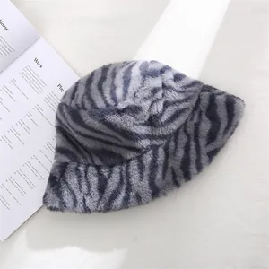 Zoom sur un chapeau bob en peluche motif zèbre au soleil pour l'automne