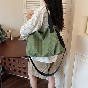 Grande borsa da viaggio a scacchi verdi per sport e fitness, portata a tracolla.