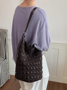 Stilvolle handgewebte braune Stroh-Eimertasche für den lässigen Urlaubslook, Umhängetasche.