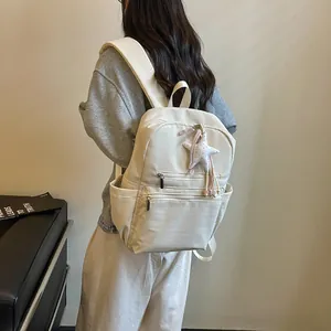 Mochila minimalista ligera en color crema para mujer mostrada en un ambiente interior