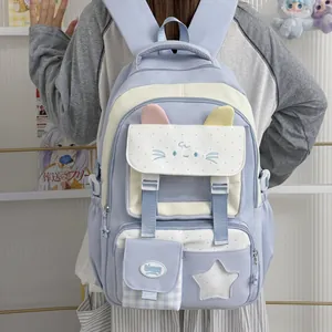 Detalle de una linda mochila escolar azul con orejas de gato y estrella