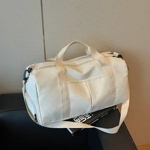 Bolso de viaje grande crema con patrones de estrellas y lunas en silla de cuero