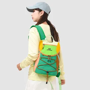 Detailansicht eines Schülers mit einem leichten, farbenfrohen Outdoor-Sportrucksack hinten.