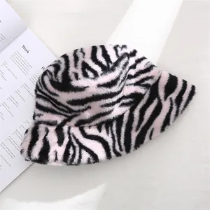 Vue rapprochée d'un chapeau bob en peluche à motif zèbre rose et noir pour femmes.