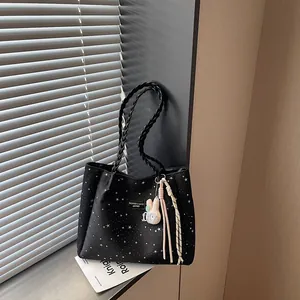Sac cabas noir à imprimé étoiles avec anses tressées et breloque lapin.