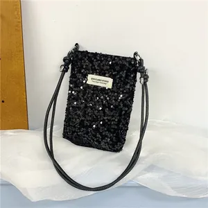 Primo piano del borsello porta cellulare nero con paillettes e etichetta del marchio.