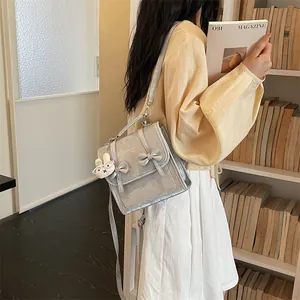 Zaino stile preppy in argento per donna mostrato su modella in una biblioteca accogliente