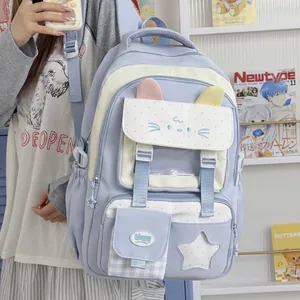 Vista detallada de una linda mochila escolar de estilo coreano con orejas de gato
