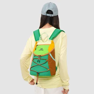 Stilvoller leichter Rucksack im Waldstil mit Farblockierung für Damen von hinten