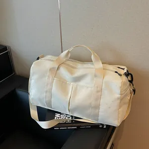 Detalle del bolso de viaje blanco con patrones de estrellas y lunas en un entorno urbano