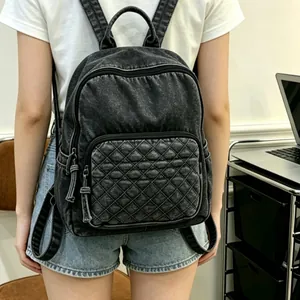 Rückansicht eines modischen Damen-Rucksacks aus schwarzem Denim mit gesteppter Fronttasche