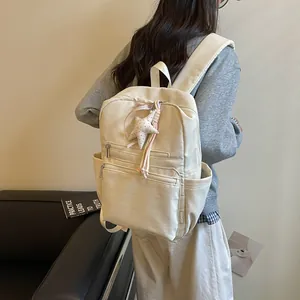 Mochila ligera minimalista color crema para mujer con un elegante accesorio de estrella pequeña