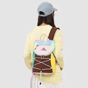 Rückansicht einer Frau mit einem farbenfrohen Mori-Style-Outdoor-Rucksack