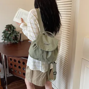 Vue détaillée d'un sac à dos léger vert sauge de style coréen pour le voyage quotidien