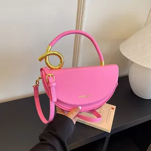 Modische pinke Leder-Satteltasche mit einzigartigem goldenem Spiralgriff und Schultergurt