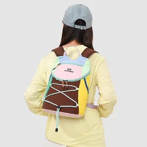 Detailansicht eines bunten Rucksacks im Forest-Stil mit Logo auf dem Rücken des Models.