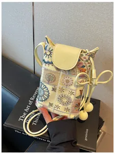 Gros plan d'un mini sac seau de style chinois avec une broderie florale délicate