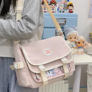 Detail einer süßen rosa Umhängetasche im japanischen Stil mit cremefarbenen Riemen