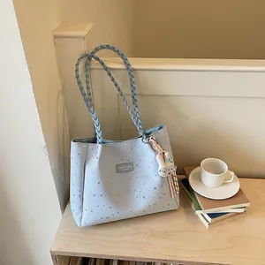 Sac cabas bleu clair à motif étoiles avec anses tressées et petit breloque lapin