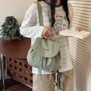 Sac à dos léger en nylon vert sauge pour fille avec un style de voyage coréen moderne