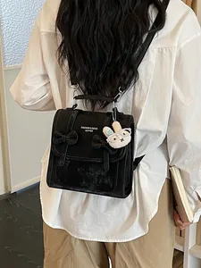 Zaino nero stile preppy con fiocchi e ciondolo a forma di coniglio per donna