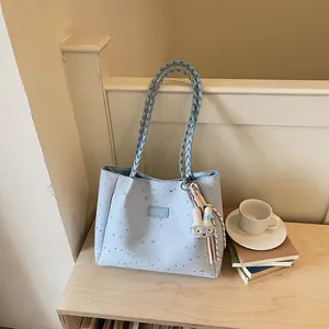 Grand sac fourre-tout bleu clair avec motif étoiles, anses tressées et lapin peluche